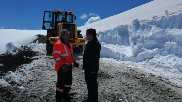 Chile trabaja para despejar la ruta de acceso al paso Pichachén. Foto biobiochile.cl