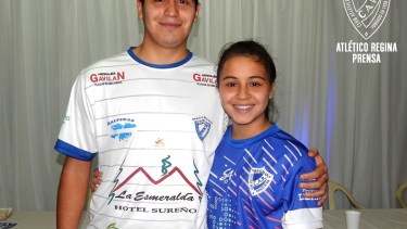 Luisana junto a su hermano Facundo, también jugador del Albo. Foto: Gentileza Prensa Atlético Regina
