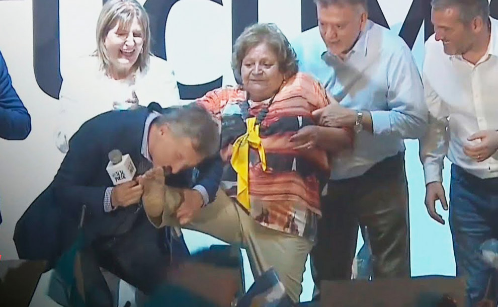 Macri en Tucumán le besó el pie a una mujer que perdió el zapato cuando  subió al escenario