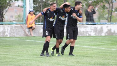 El Dino, con casaca negra, festeja el triunfo y el pase a octavos. (Foto: Gentileza Enrique Escobar)