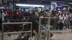 Ocho muertos por los graves disturbios y nuevo toque de queda en Chile