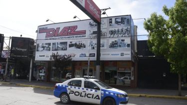 Los maleantes anularon la alarma e ingresaron por el techo (Foto: Juan Thomes)