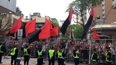 Una gran cantidad de hinchas de Newell's ovacionó a Diego en el hotel. (@fedecruzalta)