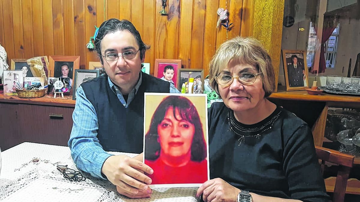 Pablo Hodola y Josefa Acuna, sobrino y hermana de la víctima, unidos en reclamo de justicia.