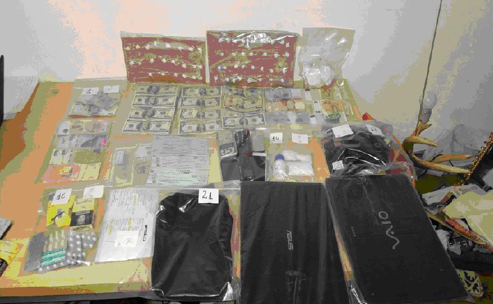 Un allanamiento de la delegación de Toxicomanía en Bariloche permitió secuestrar 1,5 millones de pesos y cocaína. Gentileza