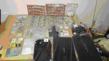 Un allanamiento de la delegación de Toxicomanía en Bariloche permitió secuestrar 1,5 millones de pesos y cocaína. Gentileza