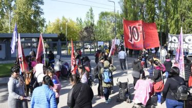 Desde las 9, varios grupos cortaron accesos en empresas petroleras. (Foto: Florencia Salto.-)
