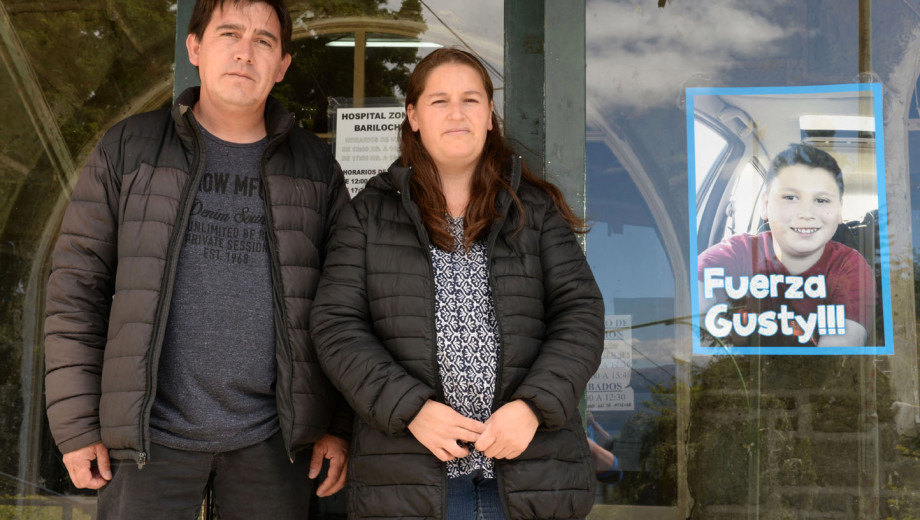 Los padres de Gustavo cuando el niño estaba internado en diciembre de 2016 en el hospital Ramón Carrillo de Bariloche. (Archivo)