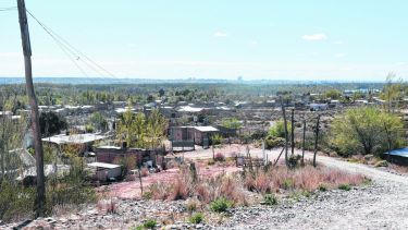 En el paraje está ubicado a 20 kilómetros de Cipolletti. Viven 17.000 personas. Costa Esperanza es el barrio más poblado, lo habitan 900 familias. (FOTOS: Juan Thomes)