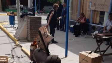 Los policías instalaron sus carpas frente a la Unidad Regional II. (Foto: gentileza)
