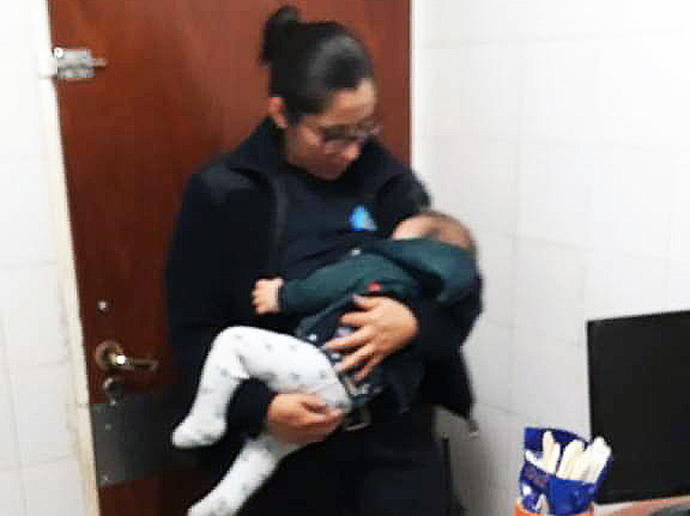 Una mujer Policía amamantó a un bebé que fue golpeado en un ritual religioso. Foto; Gentileza Miguel Parra,