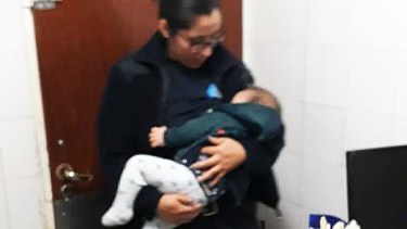 Una mujer Policía amamantó a un bebé que fue golpeado en un ritual religioso. Foto; Gentileza Miguel Parra,