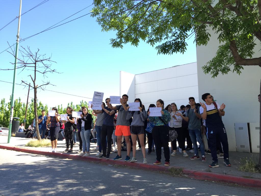 U nutrido grupo de alumnos de la UFLO protestaron por un aumento que no estaba pautado para este año. Foto: Agencia Cipolletti
