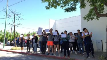 U nutrido grupo de alumnos de la UFLO protestaron por un aumento que no estaba pautado para este año. Foto: Agencia Cipolletti