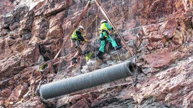 Una malla de alambre de acero de triple torsión se fue colocando en el talud para prevenir otros desprendimientos. Foto: gentileza