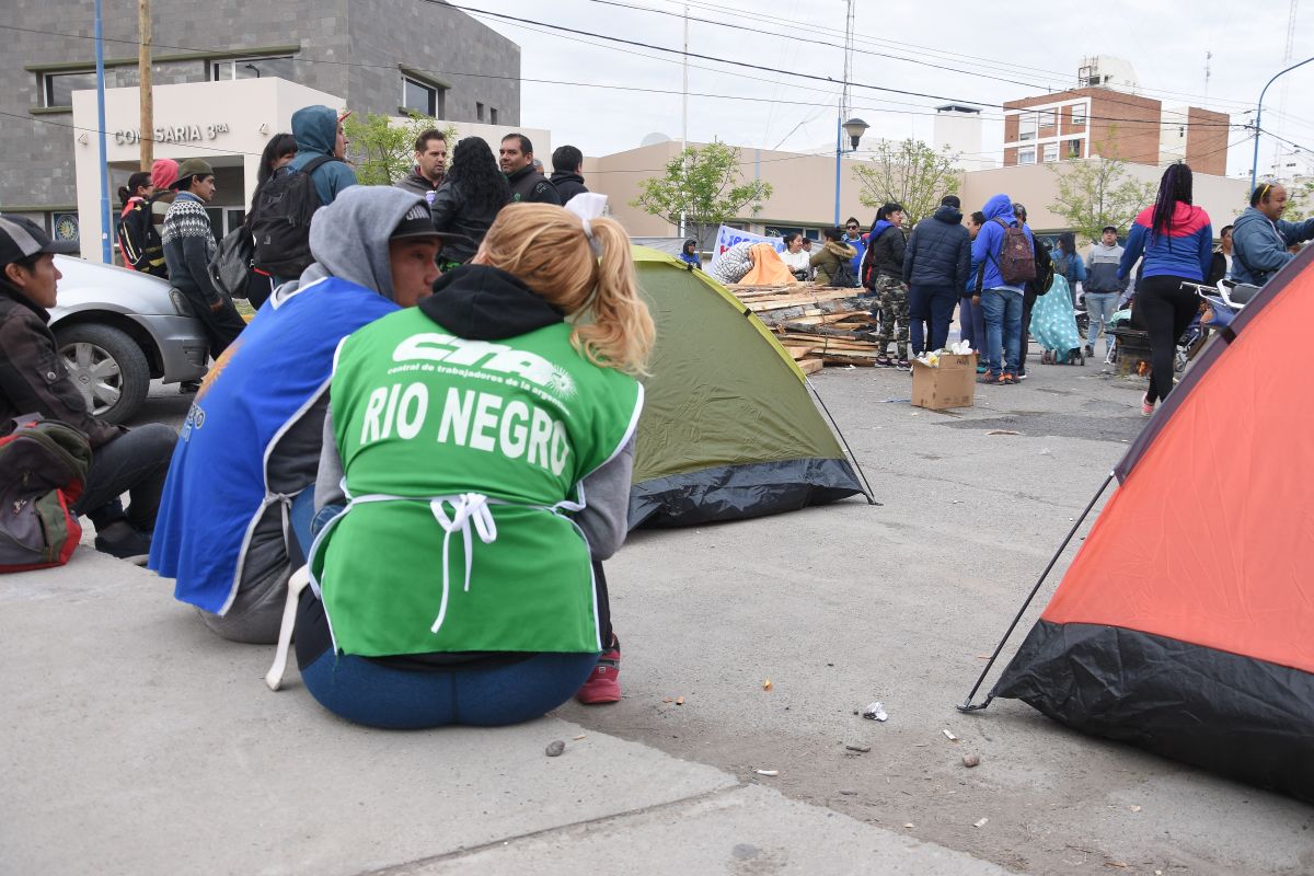 Esta semana militantes de la CTA Río Negro y Odel acamparon frente a la comisaría 3° de Roca, reclamando la liberación de Báez. Foto: Archivo. 