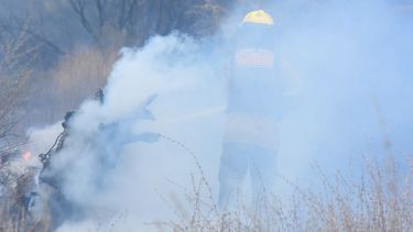 El incendio de pastizales comenzó esta mañana, alrededor de las 11, en un terreno al oeste de Roca. Foto Archivo.