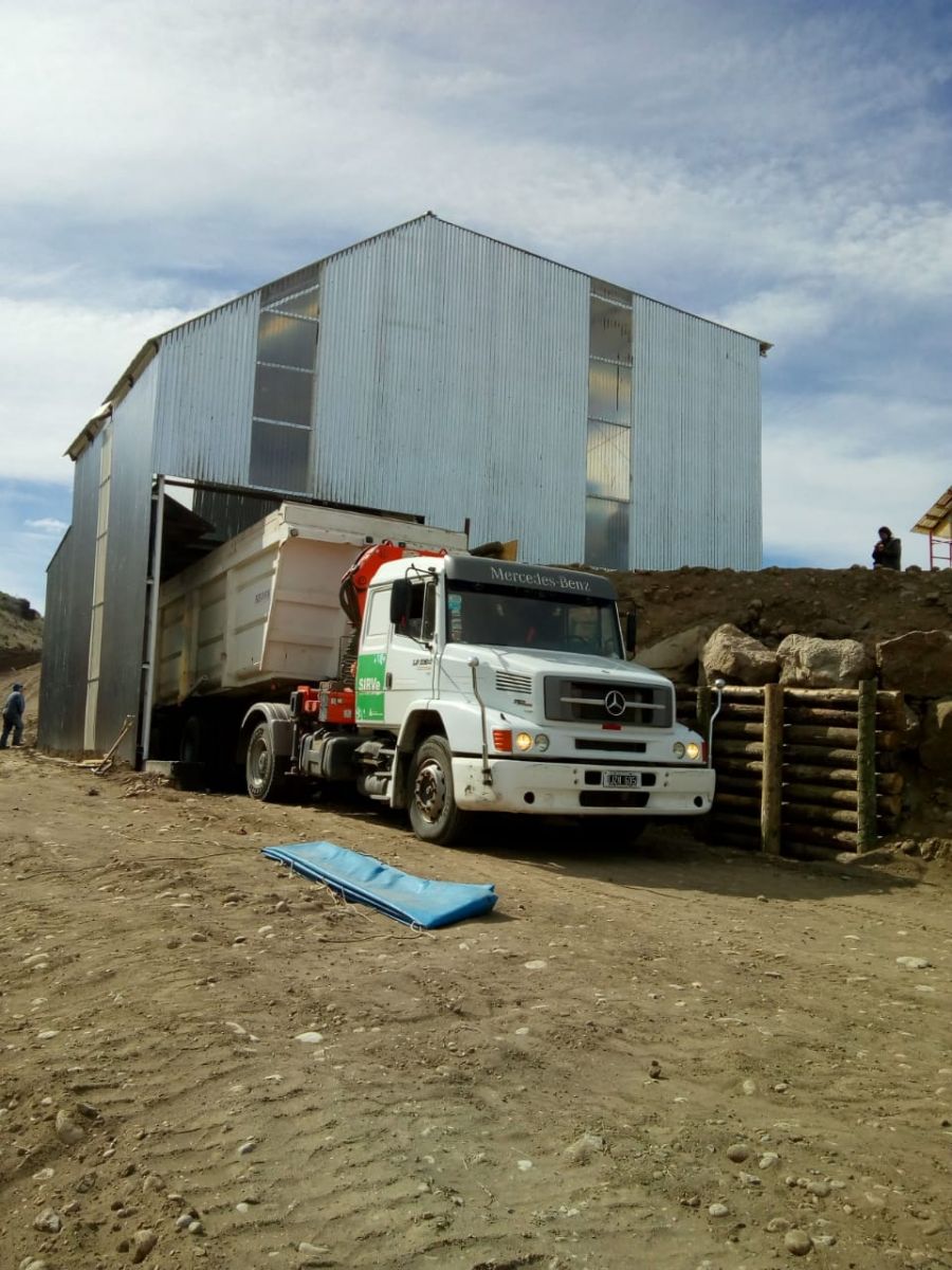 En Balsa Vieja se inició la transferencia de los residuos desde los camiones a las bateas. Foto: Gentileza 