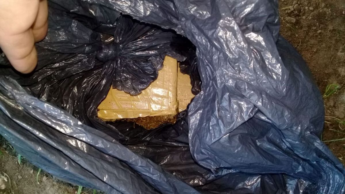 El joven arrojó una bolsa negra al patio del vecino, que contenía 1,7 kilos de marihuana. (Foto: Gentileza.-)