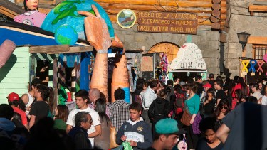 Los stands despliegan la creatividad y el ingenio de los estudiantes de la Semana de la Juventud. Archivo