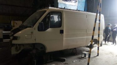 - Las diligencias comenzaron pasado el mediodía en el taller mecánico. - (Foto: gentileza)