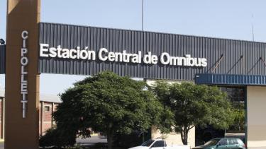 Le formularon cargos a un hombre que secuestró a un joven en la terminal de Cipolletti y abusó de él en Neuquén (Foto de archivo) 
