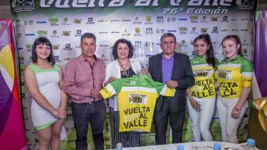 La presentación contó con la presencia de Sabina Costa, intendenta de Allen, y los miembros de la Comisión Central Organizadora. 