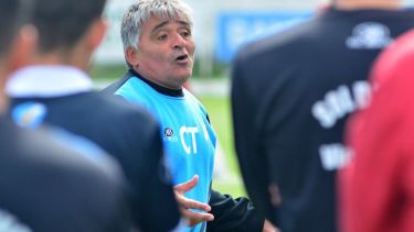 El presidente Adán Valdebenito volvió a tomar el cargo de entrenador y hoy estará en el banco. (Foto: Marcelo Ochoa)