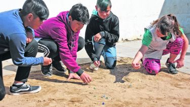 Un simple círculo en la tierra y a ver quién es más habilidoso en desplazar las bolitas del interior, tincándolas con otra desde afuera. Foto: Juan José Thomes. 