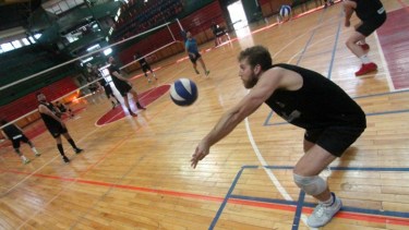 Las primeras prácticas de vóley serán solo físicas. En una segunda etapa se incorporarán los ejercicios técnicos y luego los tácticos (Foto: Archivo)