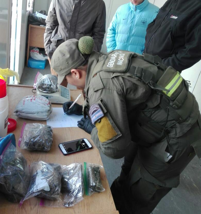 La gendamería encontró los paquetes de marihuana escondidos en un termo y en un bolso de mano. Foto: gentileza