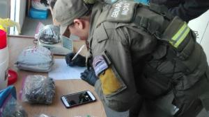 Los sorprendieron con marihuana escondida en un termo cuando viajaban a Bariloche