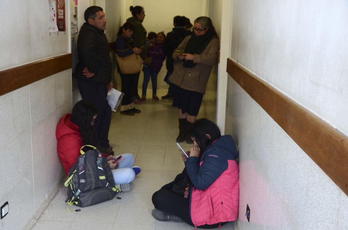 A diario, en las salas de espera de los consultorios los chicos se abstraen con los teléfonos celulare so tablets. Foto: Alfredo Leiva