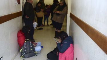 A diario, en las salas de espera de los consultorios los chicos se abstraen con los teléfonos celulare so tablets. Foto: Alfredo Leiva