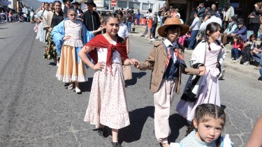 Muchas parejas desfilaron tomadas de la mano. Foto: Alfredo Leiva