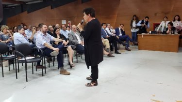 El gobernador escucha a la subsecretaria de Mujeres, Patricia Maiestegui, desde la primera fila. (Gentileza).-