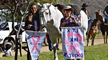 María Elena Muños y su hija pelean contra el cáncer en el norte neuquino. Foto: entrecordilleras.com.ar/ 
