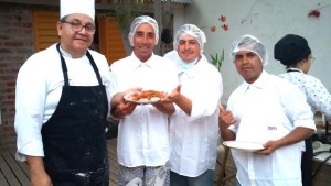 Cocinar es un oficio que se aprende y enseña en el refugio Gabriel Brochero en Neuquén