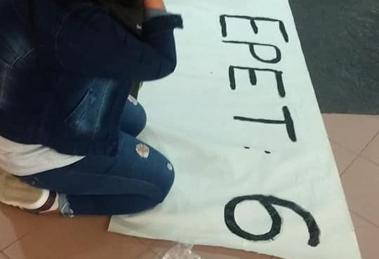 En septiembre, la comunidad de la EPET 6 protestó en el CPE. (Gentileza).-