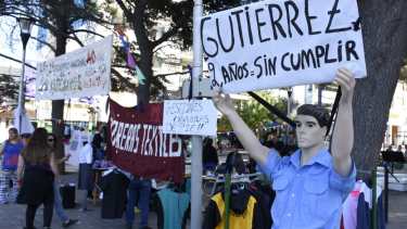 Las obreras textiles reclaman al Gobierno provincial que cumple con un acuerdo de producción. (Foto: Florencia Salto.-)