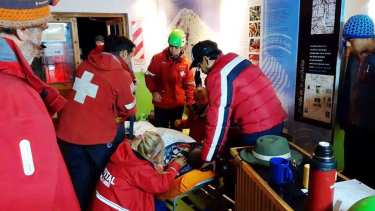 La pareja tuvo que ser rescatada del volcán Lanin. (Gentileza facebook.com/norberto.ocares).-