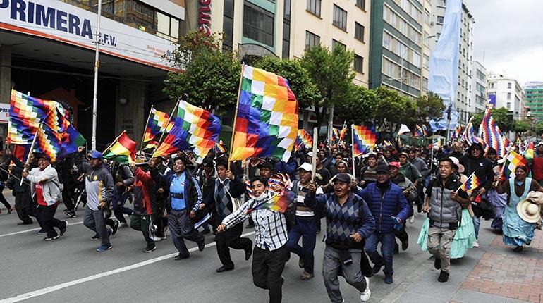 La Whipala es simbolo de estas protestas. Es reconocida como bandera de algunas etnias de la cordillera de los Andes. (Foto: AFP)