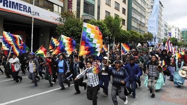 La Whipala es simbolo de estas protestas. Es reconocida como bandera de algunas etnias de la cordillera de los Andes. (Foto: AFP)