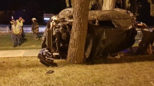 Su auto volcó en Centenario, quedó entre dos árboles y se salvaron