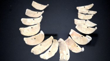 El collar reveló redes de intercambio de larga distancia entre las antiguas poblaciones de Neuquén y la zona del noreste.  (FOTO archivo: Yamil Regules)