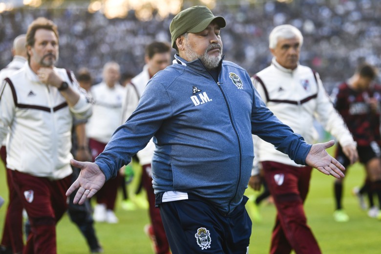 Maradona se fue de Gimnasia tras estar 72 días al frente del plantel.