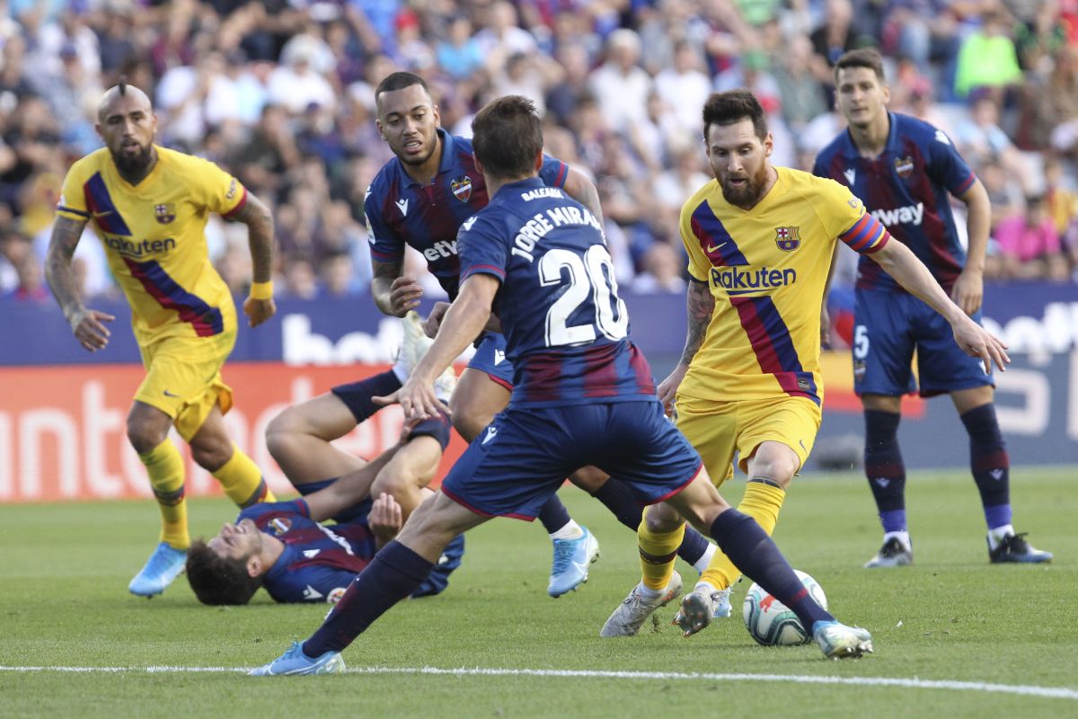 Messi adelantó al Barcelona, aunque después el Levante se sobrepuso y le atestó tres goles. (Foto AP)