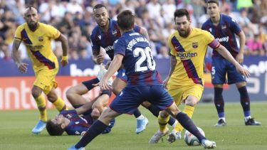 Messi adelantó al Barcelona, aunque después el Levante se sobrepuso y le atestó tres goles. (Foto AP)