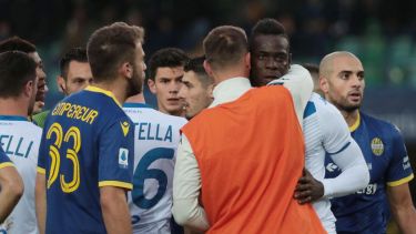 Sus compañeros de Brescia  y jugadores del Verona tratan de convencer a Balotelli que no abandone el campo. (Foto AP)