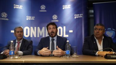 Alejandro Domínguez, titular de la Conmebol, flanqueado por Chiqui Tapia (AFA) y Rogerio Caboclo (CBF). (FOTO AP)